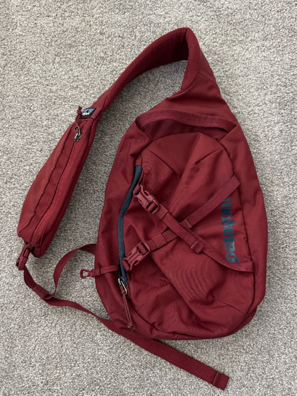 Patagonia Atom Sling Bag 8L - Burgundy color